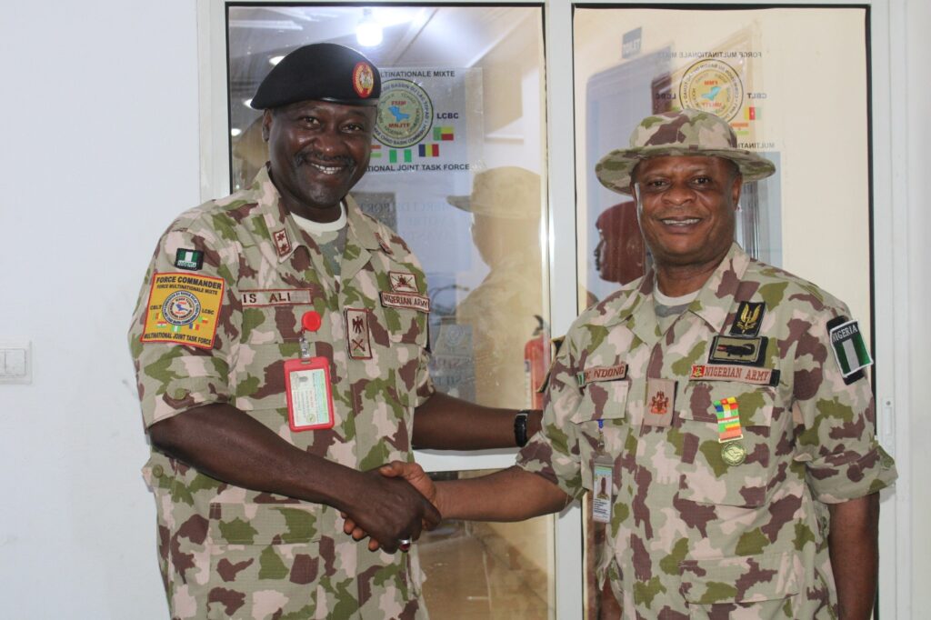 Le Commandant de la Force décerne des médailles de la FMM aux Officiers d'état-major Nigérians sortants
